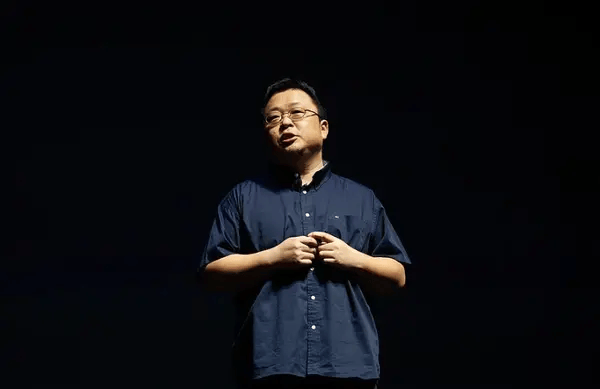 罗永浩发文再谈AI手机：让躺着赚钱的大厂睡不着觉